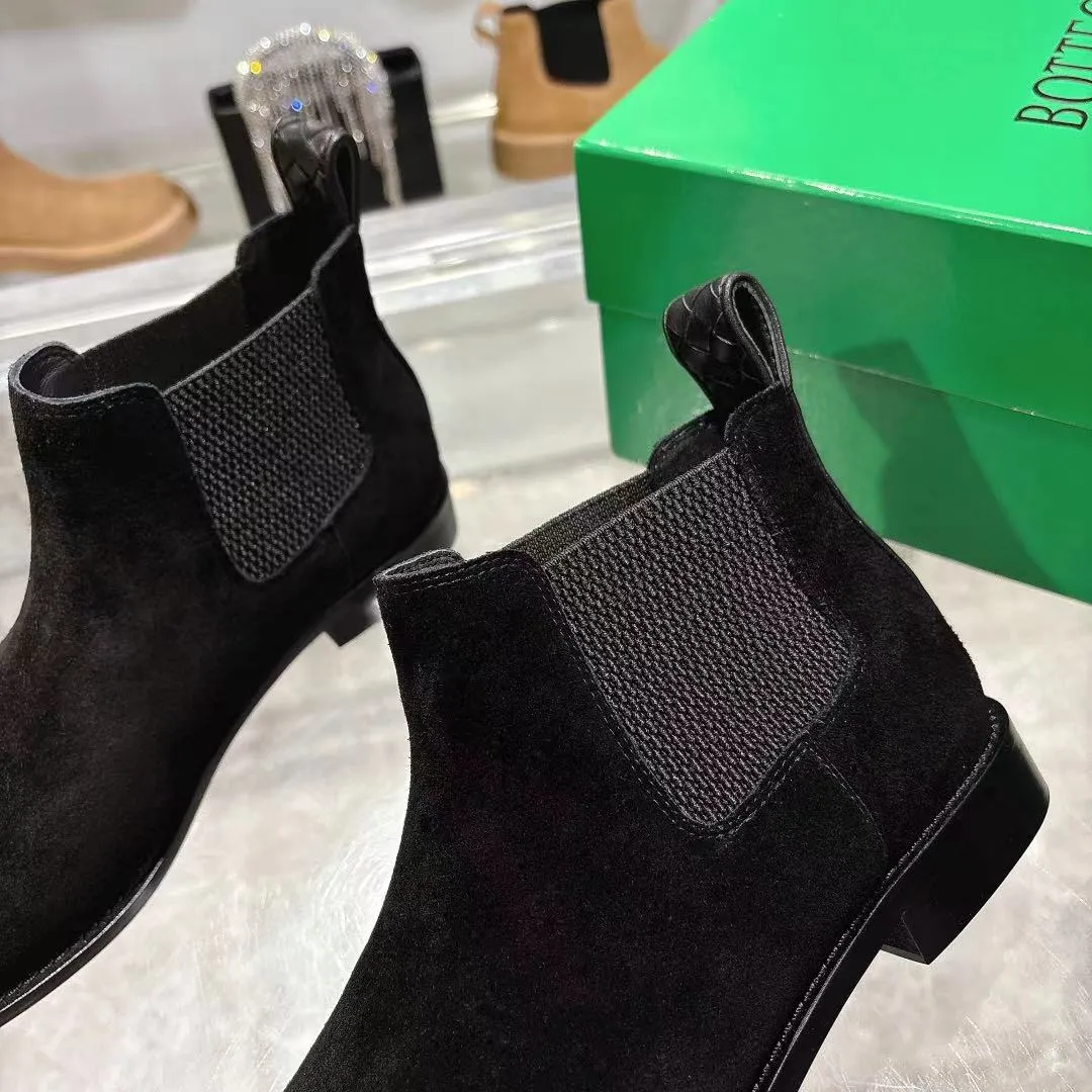 [BV] Top P: 840💰Size for couples: Female 35-39 Male 39--44 (Female 40. Male 38.45.46.47 customization is not returnable) [Note‼ ️] Add 💰 to size 46, add 20💰 to size 47, Bottega Veneta 2025 autumn and winter counter synchronized style Bottega Veneta small round toe short boots, high mercerized cow velvet, solid color cow lining! Leather outsole! A one-to-one replica of the original! Fine workmanship! quality assurance!